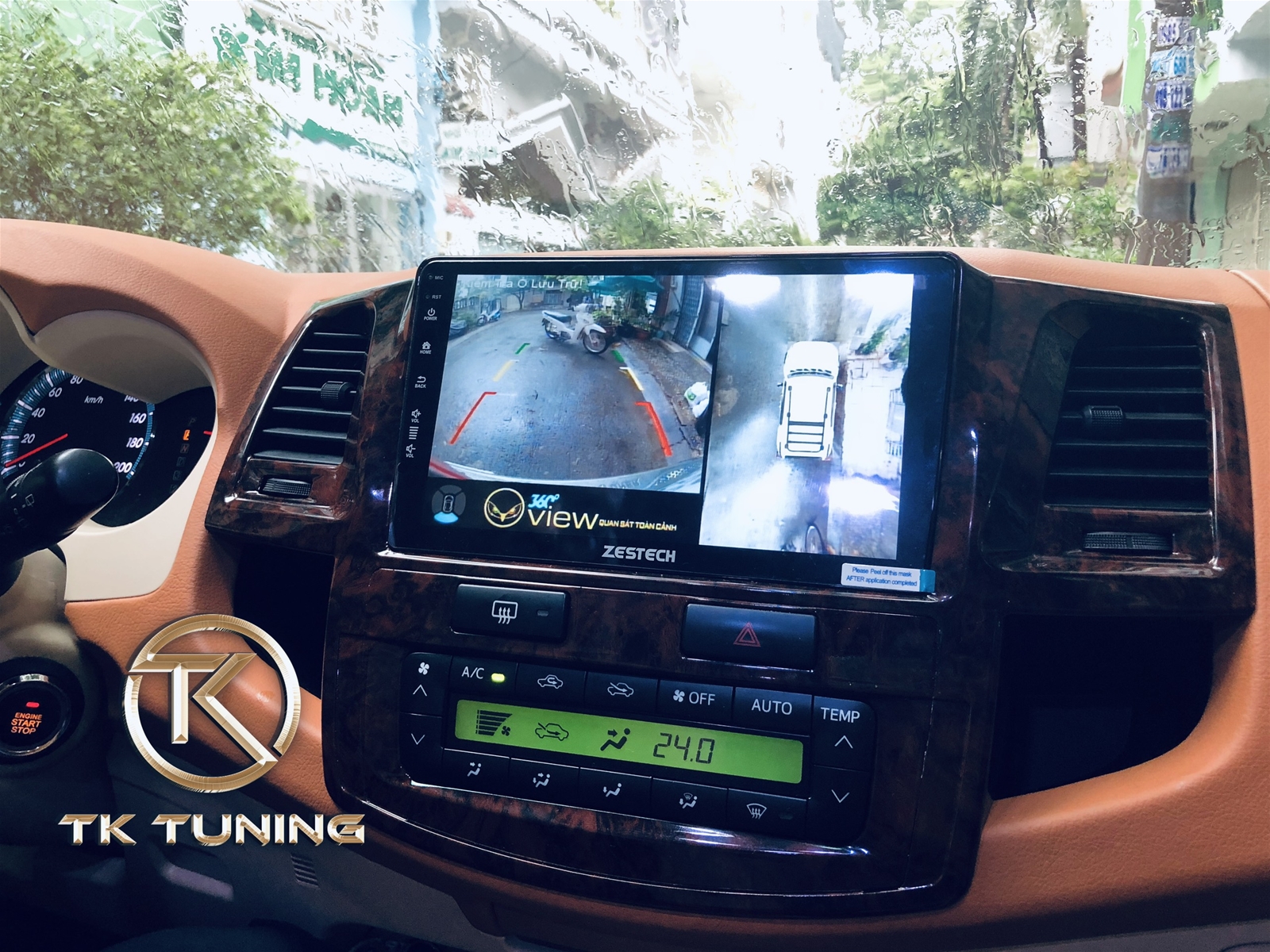gan man hinh cho xe fortuner tai tphcm
